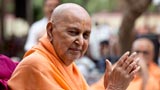  Swamishri bids Jai Swaminarayan to devotees
