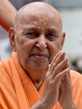  Swamishri bids Jai Swaminarayan to devotees