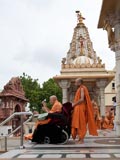  Swamishri bids Jai Swaminarayan to devotees