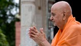  Swamishri bids Jai Swaminarayan to devotees