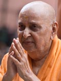  Swamishri bids Jai Swaminarayan to devotees