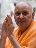  Swamishri bids Jai Swaminarayan to devotees