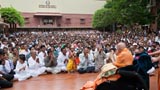  Devotees doing darshan of Swamishri