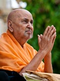  Swamishri bids Jai Swaminarayan to devotees