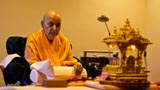  Swamishri performs his morning puja