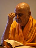  Swamishri performs his morning puja