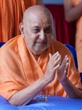  Swamishri bids Jai Swaminarayan to devotees