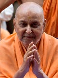  Swamishri bids Jai Swaminarayan to devotees