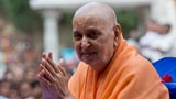  Swamishri bids Jai Swaminarayan to devotees