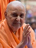  Swamishri bids Jai Swaminarayan to devotees