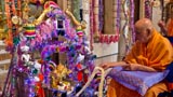  Swamishri swings Thakorji in a hindolo