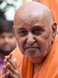  Swamishri bids Jai Swaminarayan to devotees