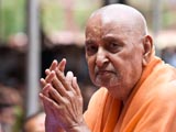  Swamishri bids Jai Swaminarayan to devotees