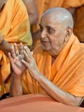  Swamishri bids Jai Swaminarayan to devotees