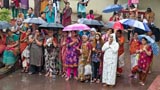  Devotees doing darshan of Swamishri amidst rain