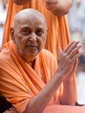  Swamishri bids Jai Swaminarayan to devotees