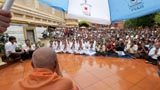  Devotees doing darshan of Swamishri amidst rain