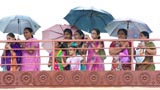  Devotees doing darshan of Swamishri amidst rain