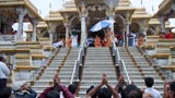  Devotees doing darshan of Swamishri amidst rain