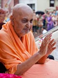  Swamishri bids Jai Swaminarayan to devotees