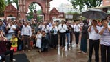 Devotees doing darshan of Swamishri amidst rain