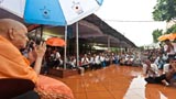  Devotees doing darshan of Swamishri amidst rain