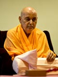  Swamishri performs his morning puja