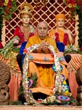  Sadhus honor Swamishri with garlands