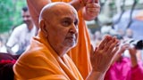  Swamishri bids Jai Swaminarayan to devotees