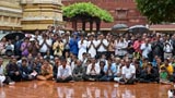  Devotees doing darshan of Swamishri amidst rain