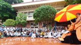  Devotees doing darshan of Swamishri amidst rain