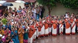  Devotees doing darshan of Swamishri amidst rain