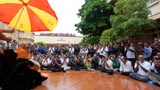  Devotees doing darshan of Swamishri amidst rain