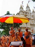  Swamishri bids Jai Swaminarayan to devotees