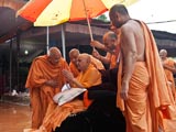  Swamishri bids Jai Swaminarayan to devotees