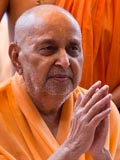  Swamishri bids Jai Swaminarayan to devotees