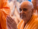  Swamishri bids Jai Swaminarayan to devotees