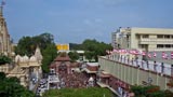  Devotees arrive for Swamishri's darshan on India's Independence Day