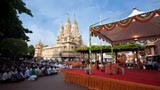  Pujya Viveksagar Swami delivers a discourse in the mandir grounds