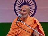  Pujya Viveksagar Swami delivers a discourse in the mandir grounds