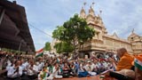  Devotees welcome Swamishri by waving the Indian tricolor 