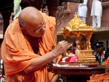  Pujya Ishwarcharan Swami performs pujan of Shri Harikrishna Maharaj
