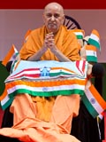  Swamishri bids Jai Swaminarayan to devotees