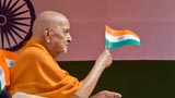  Swamishri waves the Indian tricolor 
