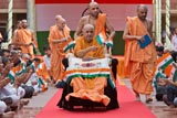  Swamishri waves the Indian tricolor