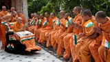  Swamishri bids Jai Swaminarayan to sadhus