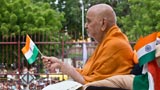  Swamishri waves the Indian tricolor 