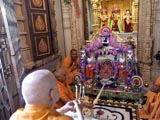 Swamishri performs arti of Thakorji