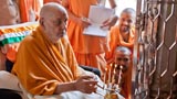  Swamishri performs arti of Thakorji