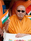  Swamishri waves the Indian tricolor 